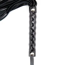 Diamond-mustriga flogger metallist detailidega 39 cm, must