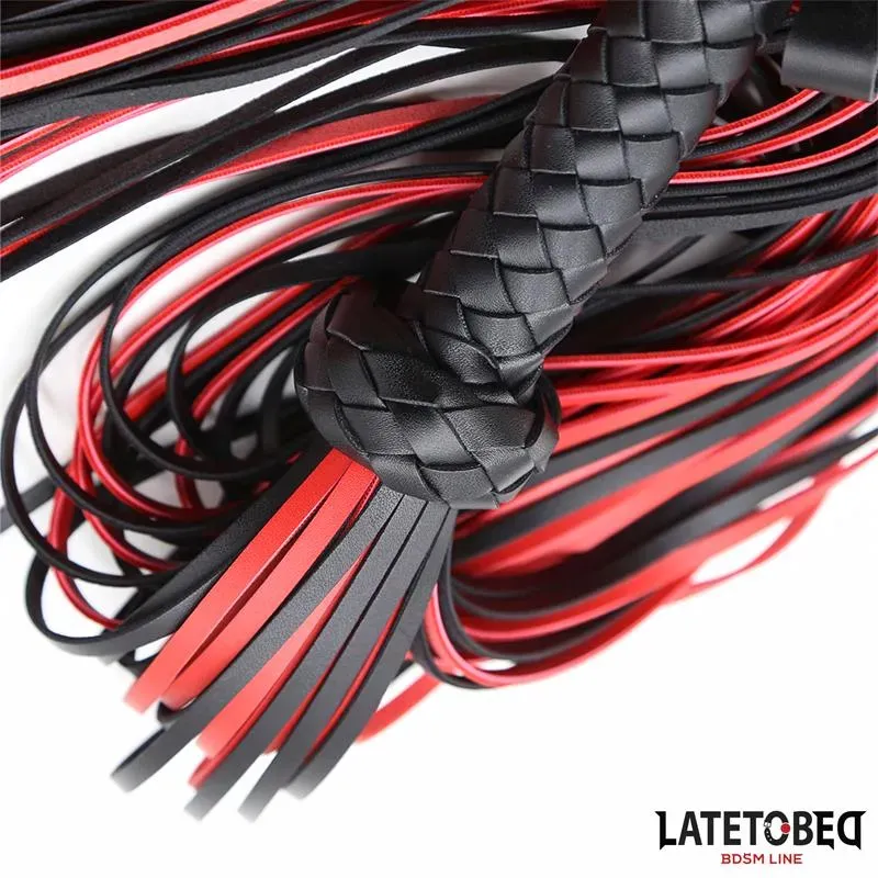 LATETOBED Flogger 65 cm piiska, musta-punainen
